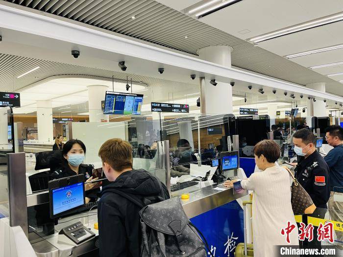 成都天府國(guó)際機(jī)場(chǎng)出入境服務(wù)持續(xù)升級(jí)，年吞吐量突破367萬(wàn)人次
